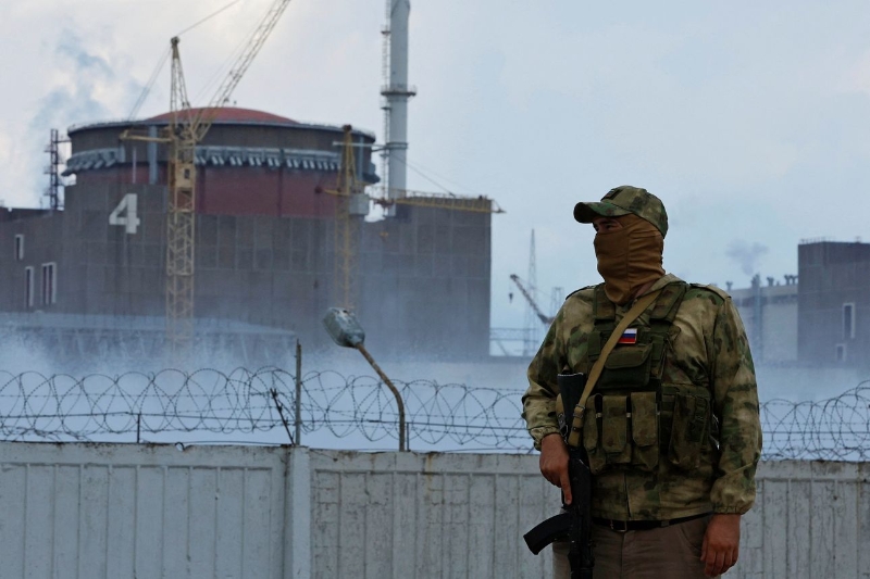 一名士兵在扎波罗热核电站外执勤。（图源：路透社）