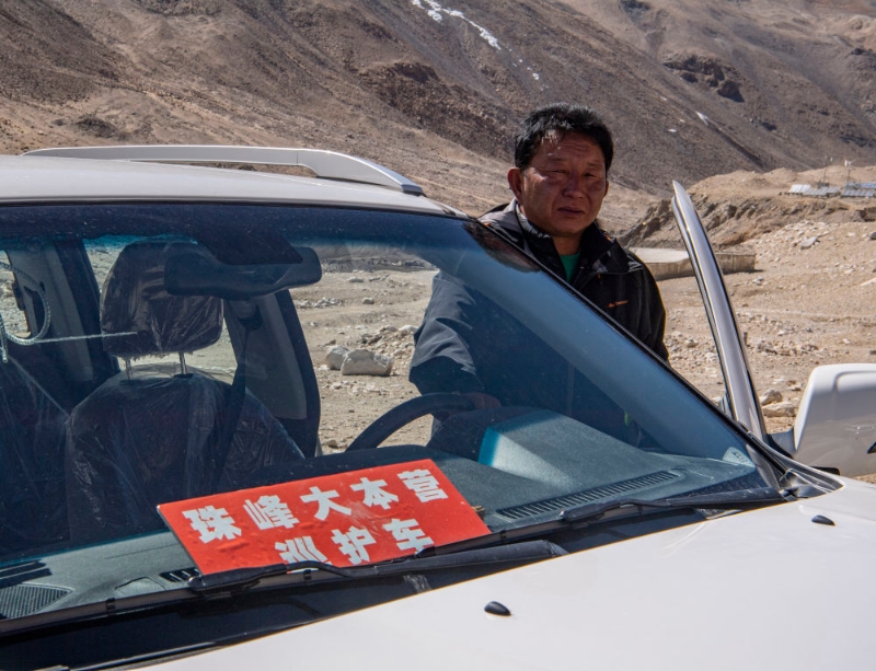拉巴次仁驾驶巡护车在珠穆朗玛峰国家级自然保护区内巡逻(2020年5月15日摄)。新华社记者 孙非 摄