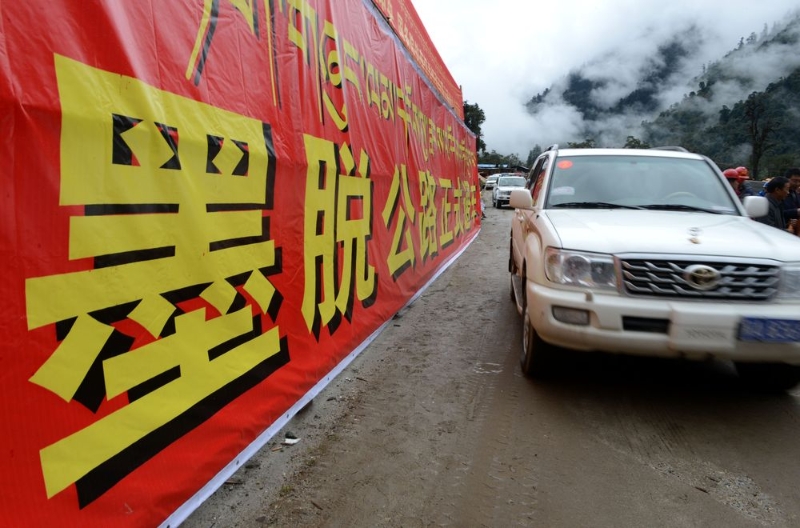 车辆行驶在正式通车的西藏墨脱公路上(2013年10月31日摄)。新华社记者 觉果 摄