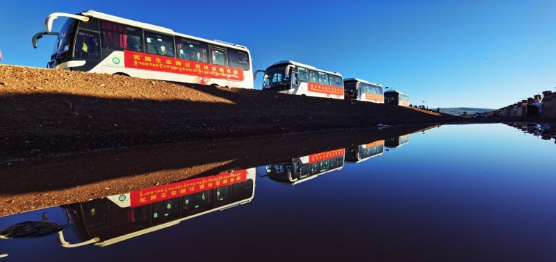 在西藏那曲市双湖县多玛乡拍摄的整装待发的车队，客车载着牧民前往位于山南市贡嘎县的森布日安置点(2022年7月19日摄)。新华社记者 沈虹冰 摄