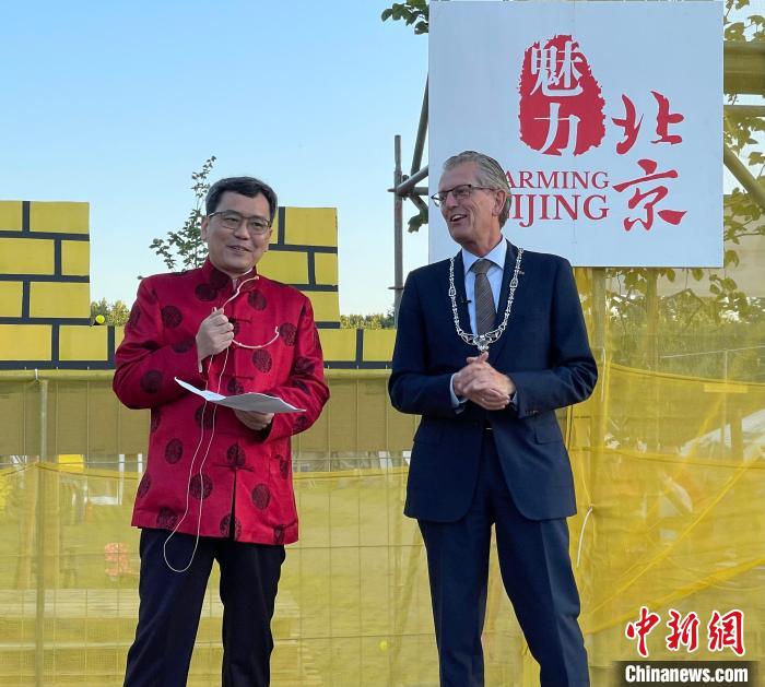 中国驻荷兰大使谈践身着唐装，与泽沃尔德市(夏令营所在地)市长格里特·简·戈特一道出席开幕式。　德永健 摄