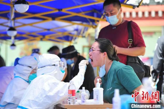 8月9日，西藏拉萨市民在城关区八廓街道鲁固社区的核酸检测现场进行核酸检测。记者 贡嘎来松 摄