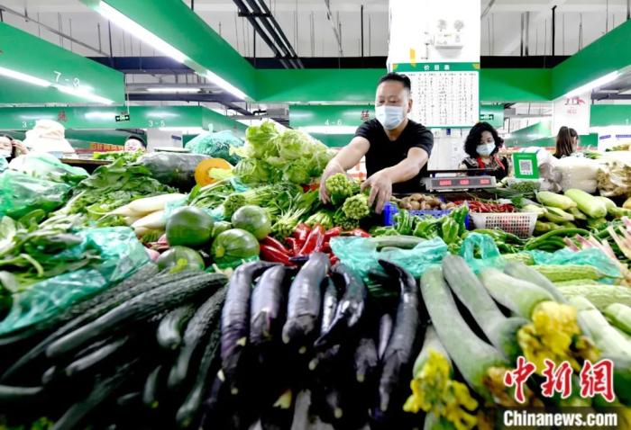 8月9日，拉萨市一农贸市场内，经营者正在摆放菜品。据拉萨市官方当日召开的新闻发布会消息，拉萨生活必需品储备充足。记者 李林 摄