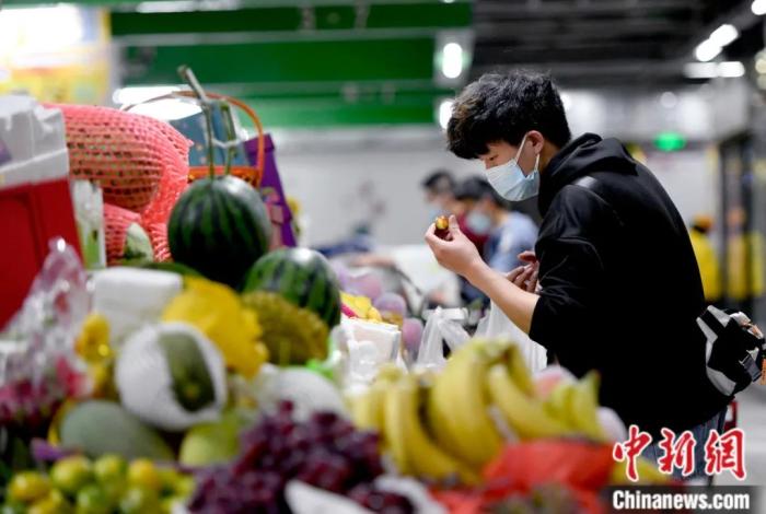 拉萨市民正在农贸市场内选购水果。记者 李林 摄