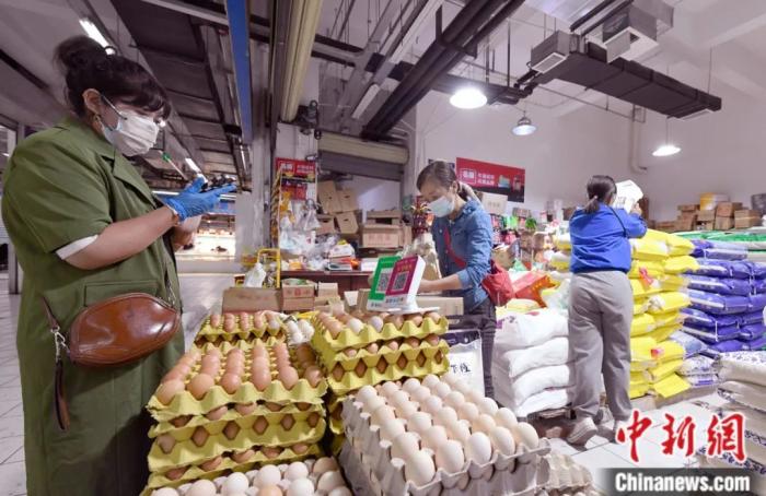 8月9日，拉萨市民在农贸市场内选购鸡蛋。记者 李林 摄