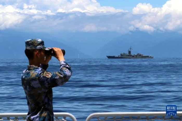 8月5日，中国人民解放军东部战区海军继续在台岛周边海域展开实战化训练。这是某舰官兵在瞭望观察。新华社发 林健 摄