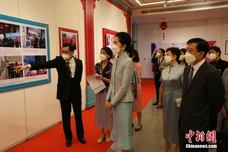 8月9日，泰国总理巴育夫人娜拉蓬（前中）、中国驻泰国大使韩志强（前右）参观曼谷中国文化中心成立十周年图片展。 <a target='_blank' href='/'>中新社</a>记者 王国安 摄
