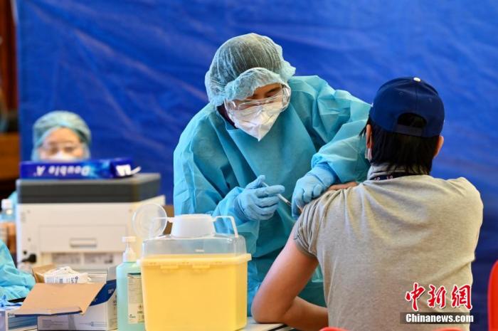 图为香港市民于尖沙咀会堂接种疫苗。 李志华 摄