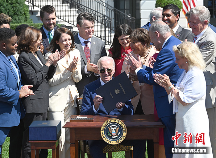 当地时间8月9日，美国总统拜登在白宫签署《芯片和科学法案》。 中新社记者 陈孟统 摄