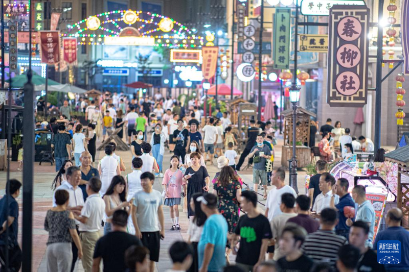 7月2日，游客在武汉汉口北夜市上休闲消费。（图源：新华社）