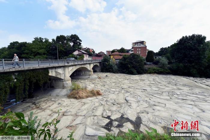 当地时间6月19日，意大利都灵省贝纳斯科，当地属于波河支流之一的桑戈内河正经历70年来最严重的干旱，河床干涸见底。