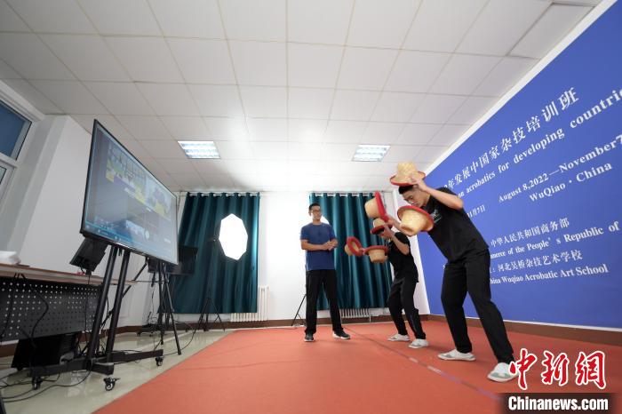 图为在河北吴桥杂技艺术学校，教师通过线上教学指导学员学习杂技节目。　崔霞 摄