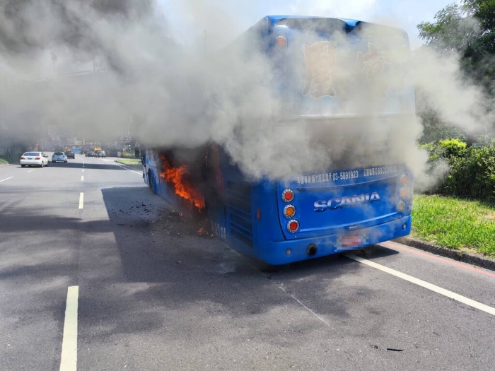 一辆搭载约30名幼儿园幼童和2名老师的游览车，11日下午行经桃园市芦竹区南崁交流道新南路一段时，左后车轮爆胎并起火燃烧，所幸车上人员及时下车避难，无人受伤。(图片来源：台湾“中央社”)