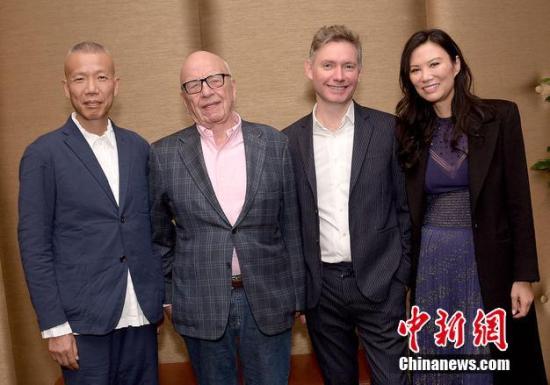 当地时间11月19日，纪录片《天梯：蔡国强的艺术》(Sky Ladder: The Art of Cai Guo-Qiang)首映礼。邓文迪与默多克离婚后首同框出镜 ，昔日爱侣间隔而站笑容尴尬。图片来源：视觉中国