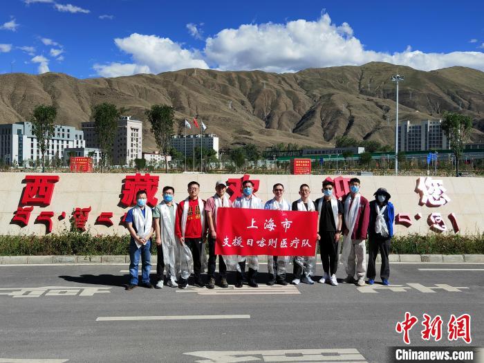 图为上海疫情防控专家团队一行10人抵达拉萨贡嘎机场。　上海市第十批援藏干部人才联络组供图