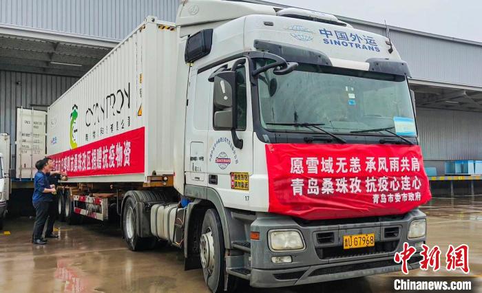 图为满载防疫物资的集装箱运输专用车从青岛市市级医药物资储备库驶出，开往西藏日喀则市桑珠孜区。　青岛市第十批援藏干部人才组供图