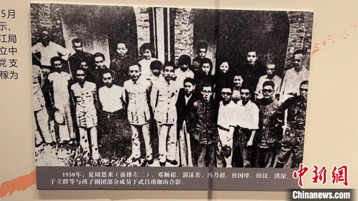 1938年，周恩来、邓颖超等人与孩子剧团部分成员的合影 张亨伟 摄
