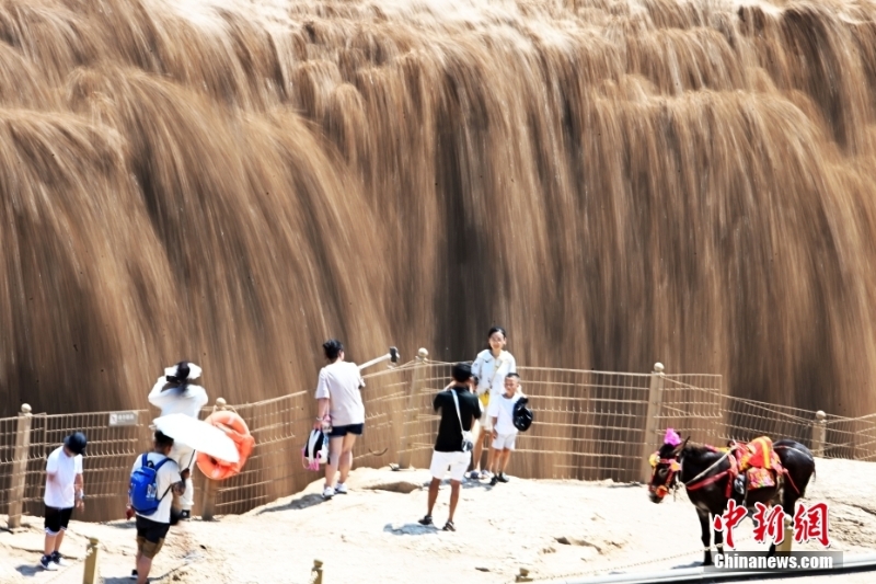 黃河壺口瀑布吸引各地遊客