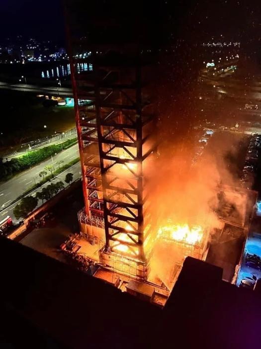 台湾新北市一处新建工地起火。图片来源：台湾联合新闻网 记者翁至成翻摄