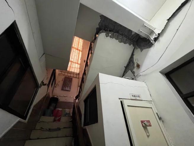 苏某拥有两栋打通的透天厝，但两栋都被列为危楼，屋内满是断垣残壁，面临拆除命运。图片来源：台湾《联合报》 记者张议晨摄。