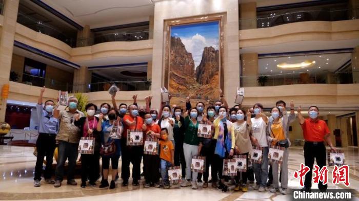 阿克苏地区精准推进七县两市文旅行业疫情防控、服务保障等，用耐心、细心、热心和真心，赢得游客的赞誉 庞秀琪 摄