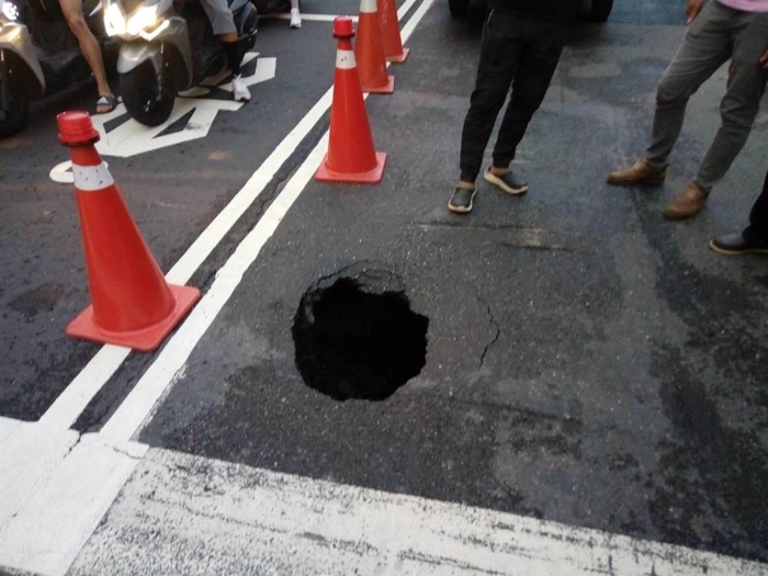 台南市南区马路突然塌陷坑洞。 图片来源：台湾“中时新闻网”