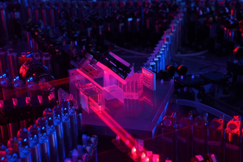 2020年12月4日，中国科学技术大学宣布该校潘建伟等人成功构建76个光子的量子计算原型机“九章”，仅用200秒就能求解算法。（图源：新华社）