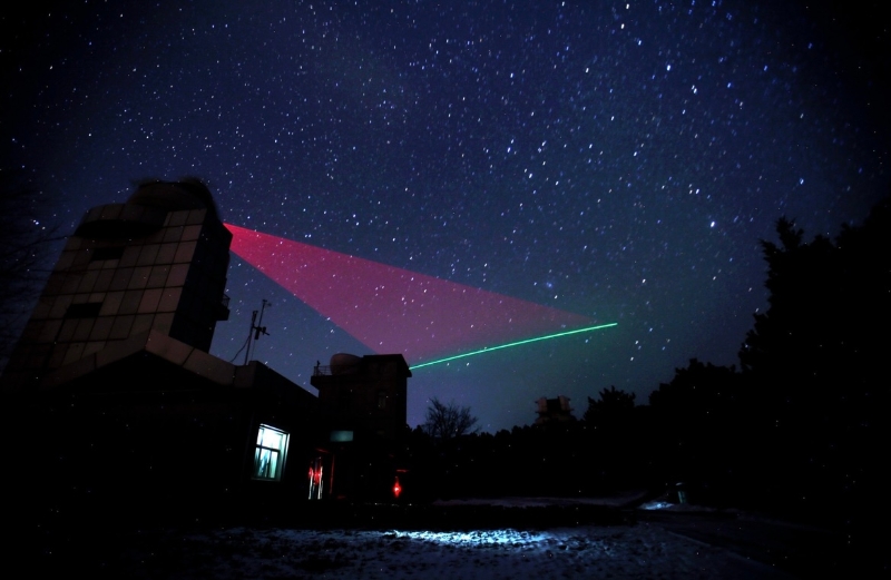 2016年11月26日，在河北兴隆观测站，“墨子号”量子科学实验卫星过境，科研人员在做实验。（图源：新华社）