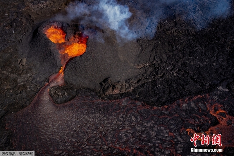 冰岛火山持续喷发 岩浆从心形火山口涌出