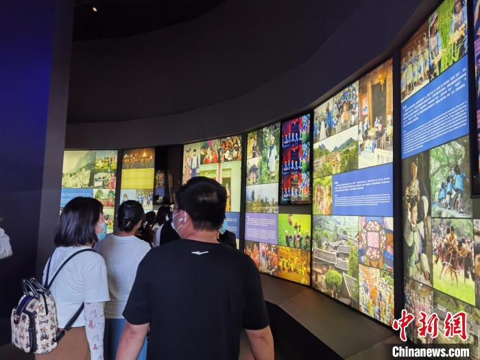 图为民众参观贵州省博物馆。　周燕玲 摄