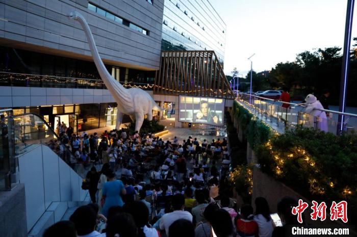图为民众晚上在贵州省地质博物馆观看露天电影。　贵州省地质博物馆供图