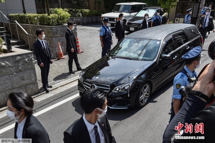 据日本朝日电视台报道，当地时间7月9日下午，载有日本前首相安倍晋三遗体的灵车抵达其位于东京的住宅。