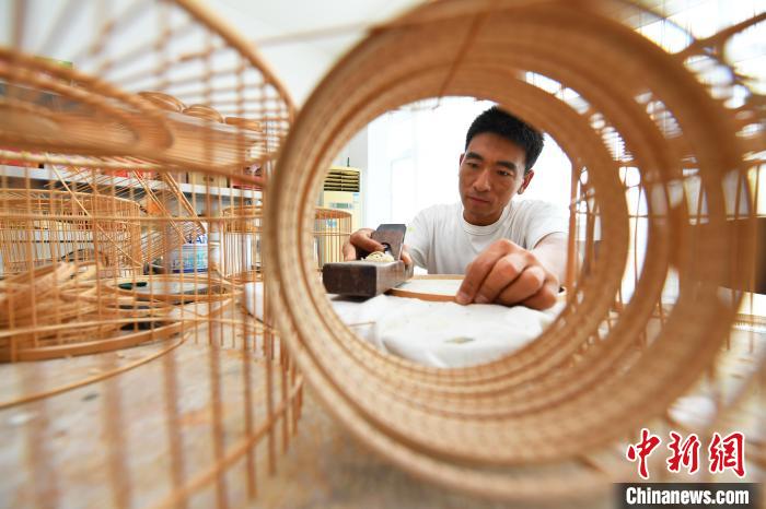 河北鳥籠手藝人：竹絲化籠見精巧“毫釐必究”顯匠心