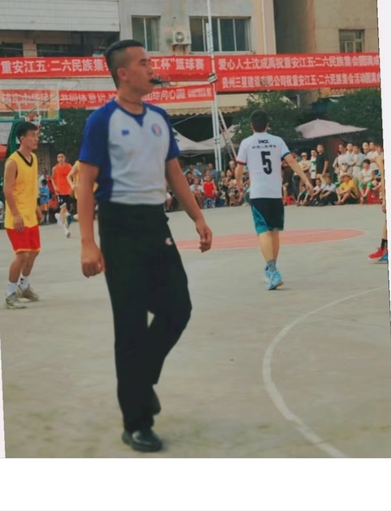 图为廖兴平执裁比赛。受访者供图