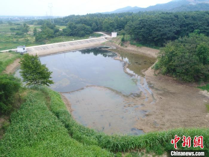 鸟瞰位于湖口县大垅乡花尖村落的跃进水库，水体面积削减一半以上。　陈军 摄
