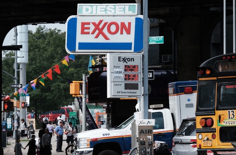 当地时间8月11日，美国纽约布鲁克林一个加油站的油价牌。（图源：央视新闻）