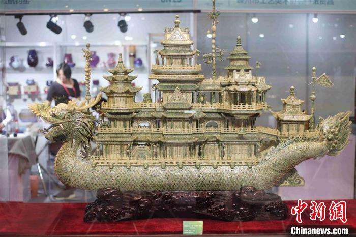 图为现场展出的精美工艺品。　泱波 摄