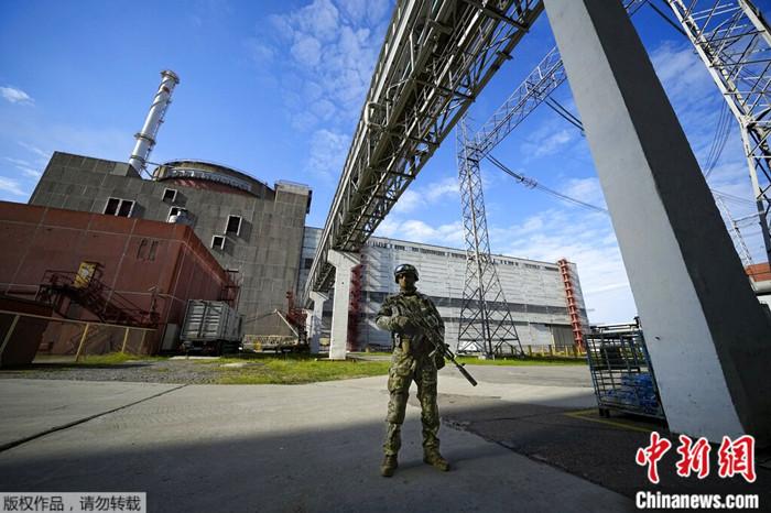 资料图：一名俄罗斯士兵在扎波罗热核电站地区守卫。