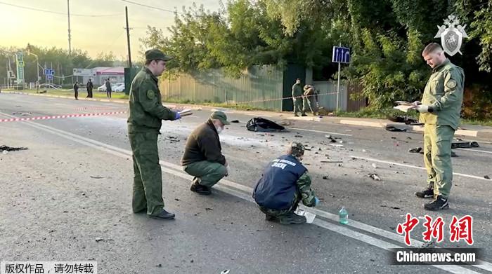 2022年8月21日，俄罗斯莫斯科地区，调查人员在疑似汽车炸弹袭击现场工作。