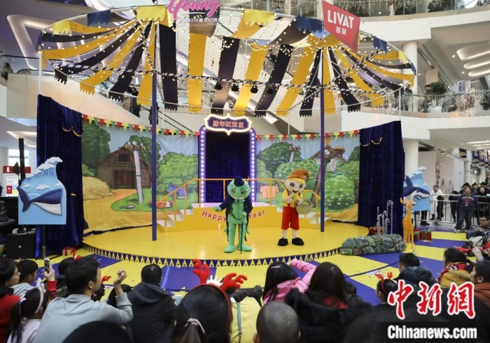 童话剧表演《木偶奇遇记》在北京一商场上演，现场匹诺曹和他的朋友的精彩表演吸引了众多的观众。<a target='_blank' href='/'>中新社</a>记者 赵隽 摄