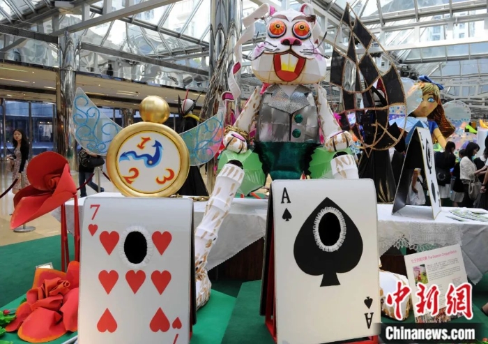 以西方著名儿童文学作品《爱丽丝梦游仙境》为蓝本创作了巨型木偶及巡游艺术品在香港太古城中心亮相。<a target='_blank' href='/'>中新社</a>记者 任海霞 摄