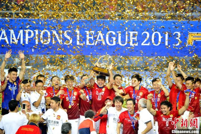 2013年，恒大足球队首次捧起亚冠冠军奖杯。图片来源：Osports全体育图片社