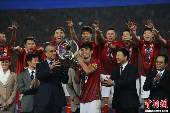 2013年，恒大足球队首次捧起亚冠冠军奖杯。图片来源：Osports全体育图片社