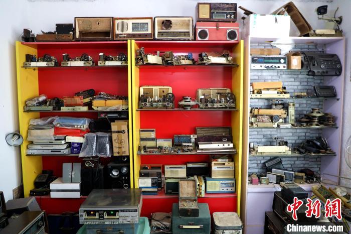 老物件里的乡愁：河北香河老人收藏逾1800台老式收音机