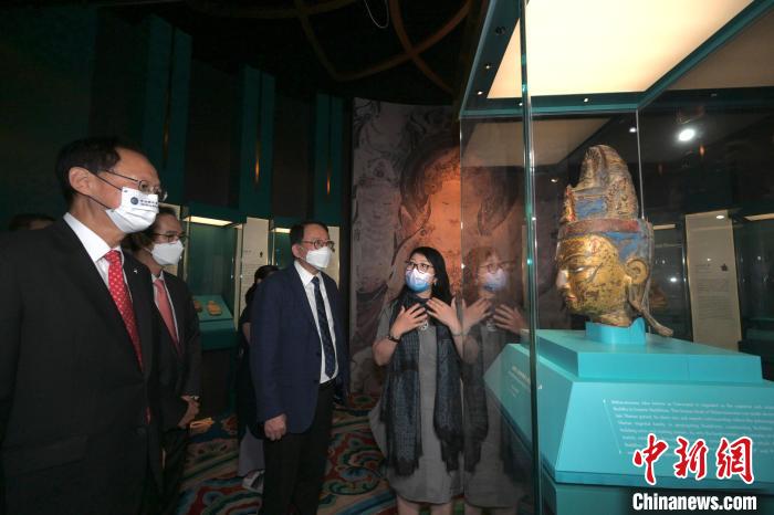 陳國基(右二)參觀展覽。　政府新聞網 攝