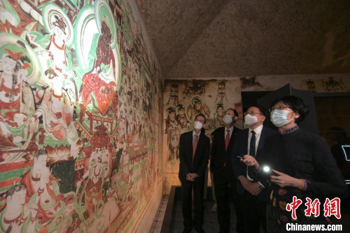 陳國基(右二)參觀展覽。　政府新聞網 攝