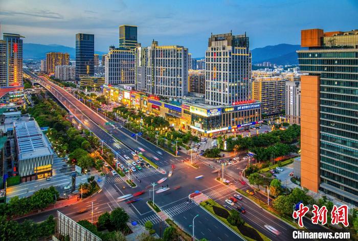 夜幕下的龙岩中心城区。　新罗区融媒体中心供图