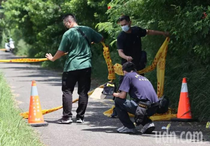 台南市两名警察22日在台南安南区追查失窃赃车，遭到凶嫌林某持刀攻击殉职，距离凶嫌攻击第一现场约100米外的道路，鉴识人员在路上采到疑似凶嫌可疑血迹。 图片来源 台湾《联合报 》 刘学圣 摄
