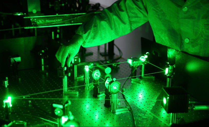2016年5月25日，在中科院量子信息与量子科技前沿卓越创新中心内的量子模拟实验室，工作人员正在调试超冷原子光晶格平台的激光伺服系统。（图源：新华社）