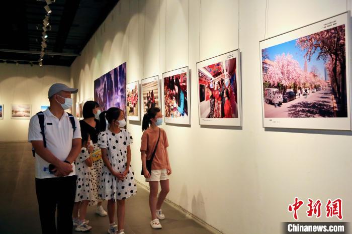 群众在展览现场观看摄影作品 刘俊苍 摄